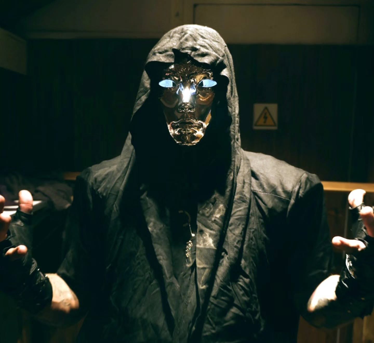 Le personnage Cyberpunk au masque métallique et aux yeux lumineux