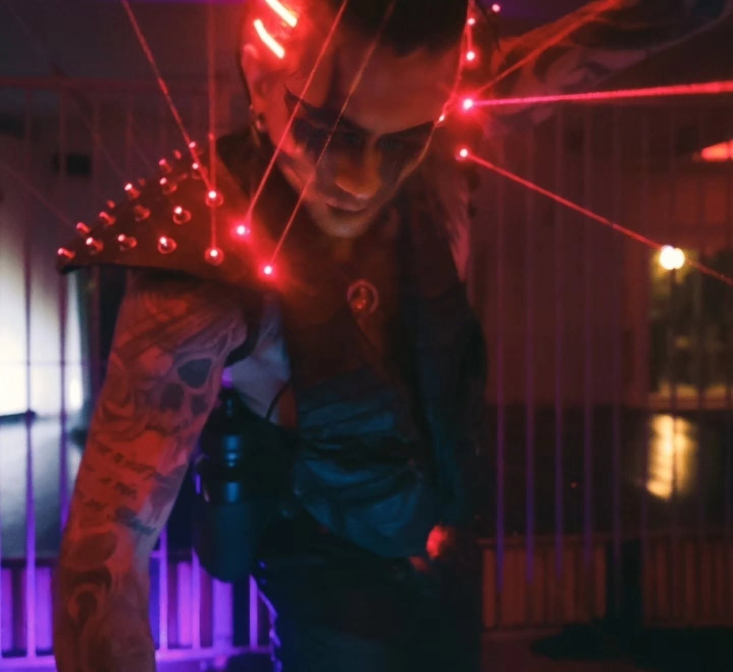 Portrait de Mike Garcia avec sa prothèse lumineuse et ses lasers rouges